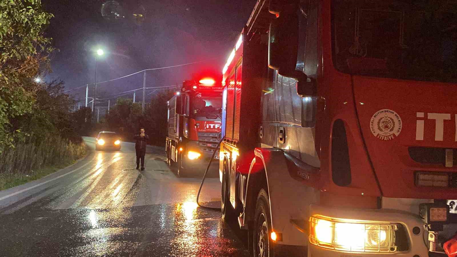 Takla Atan Otomobi̇l Alev Alev Yandı, Pencereden Çıkarak Kurtuldular