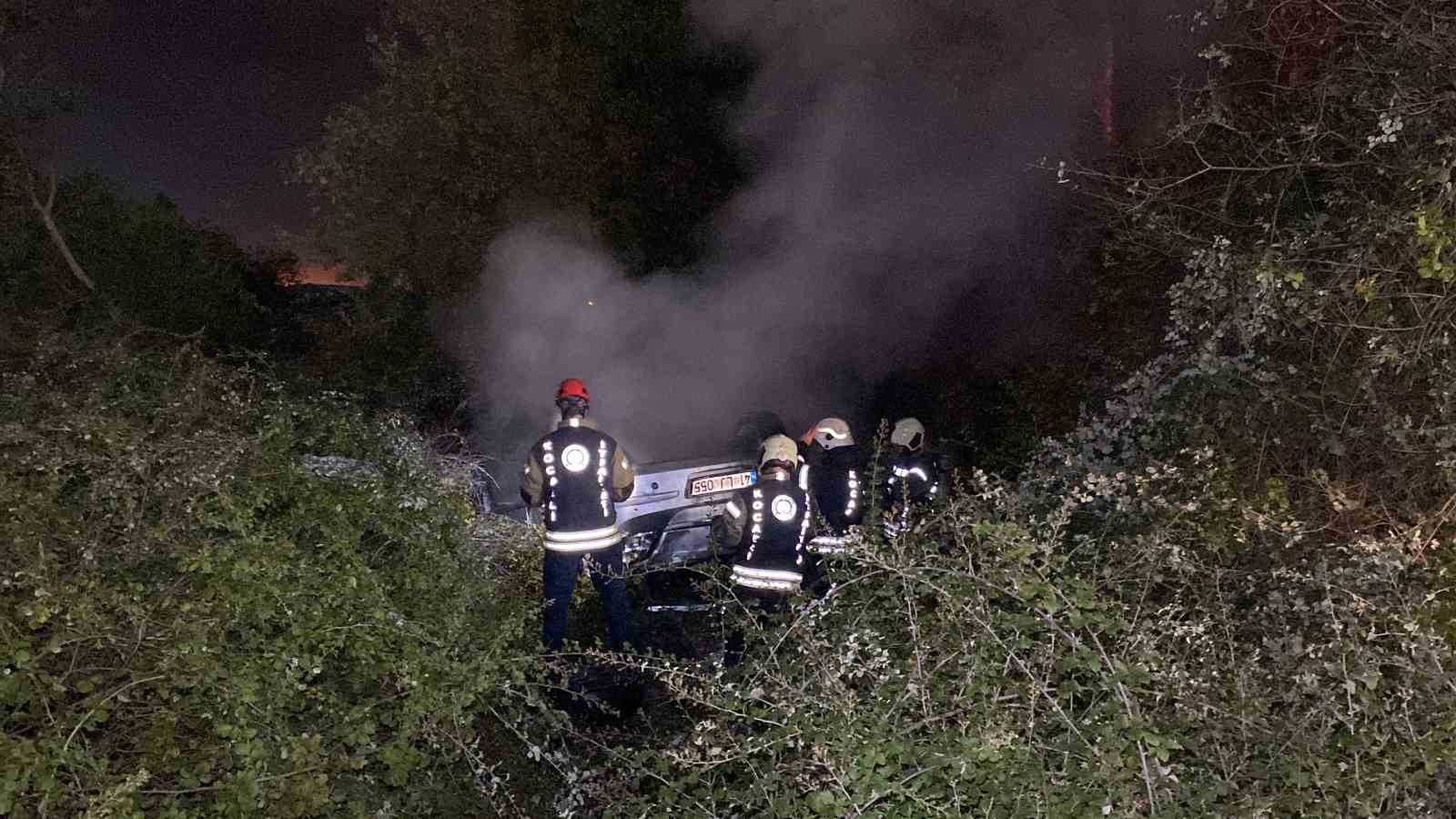 Takla Atan Otomobi̇l Alev Alev Yandı, Pencereden Çıkarak Kurtuldular