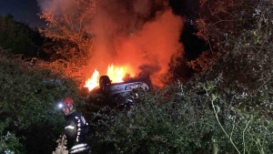 Takla Atan Otomobi̇l Alev Alev Yandı, Pencereden Çıkarak Kurtuldular