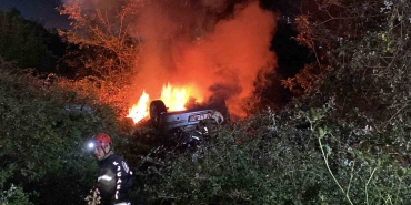 Takla Atan Otomobi̇l Alev Alev Yandı, Pencereden Çıkarak Kurtuldular