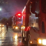 Takla Atan Otomobi̇l Alev Alev Yandı, Pencereden Çıkarak Kurtuldular