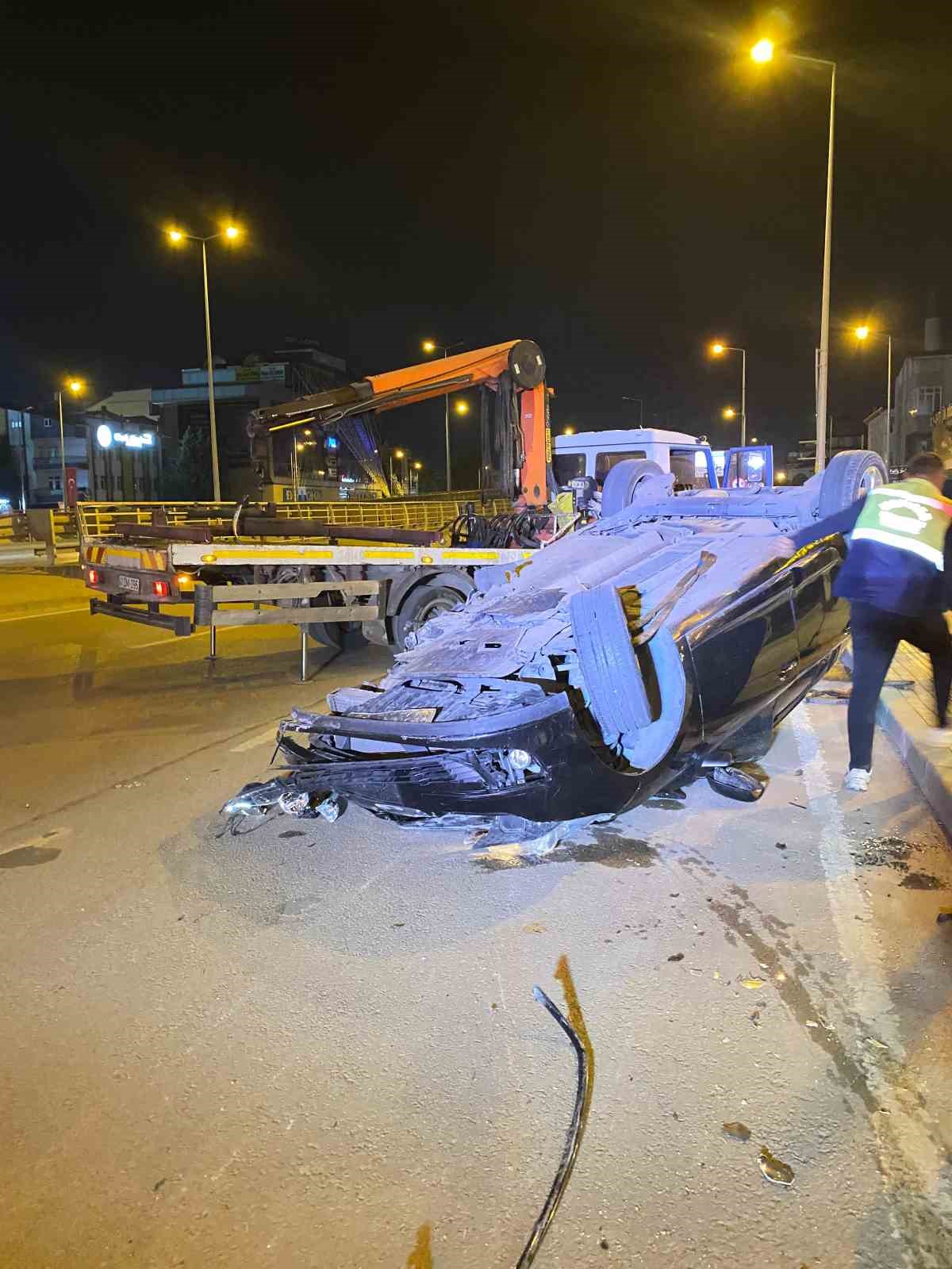 Takla Atan Otomobi̇ldeki̇ 3 Ki̇şi̇ Yaralandı