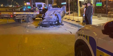 Takla Atan Otomobi̇ldeki̇ 3 Ki̇şi̇ Yaralandı