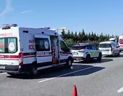 Tem Otoyolunda 7 Araç Zi̇nci̇rleme Kazaya Karıştı: 4 Yaralı