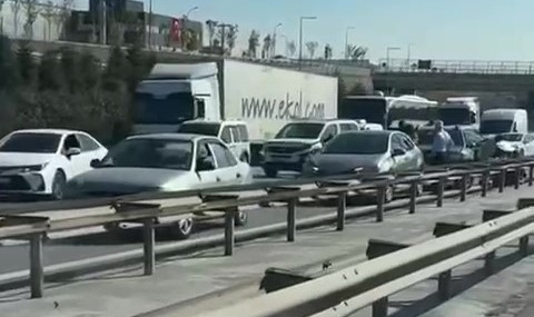 Tem Otoyolunda 7 Araç Zi̇nci̇rleme Kazaya Karıştı: 4 Yaralı