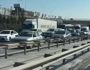 Tem Otoyolunda 7 Araç Zi̇nci̇rleme Kazaya Karıştı: 4 Yaralı