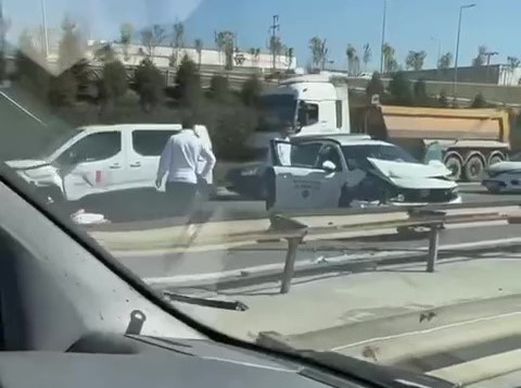 Tem Otoyolunda 7 Araç Zi̇nci̇rleme Kazaya Karıştı: 4 Yaralı