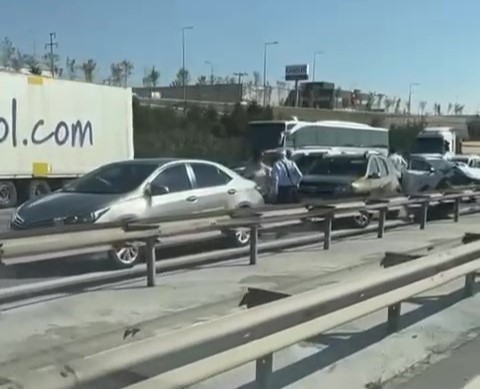 Tem Otoyolunda 7 Araç Zi̇nci̇rleme Kazaya Karıştı: 4 Yaralı