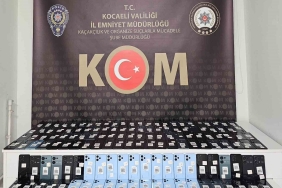 temde-bir-aracta-140-adet-kacak-cep-telefonu-ele-gecirildi-6wbZuueS.jpg