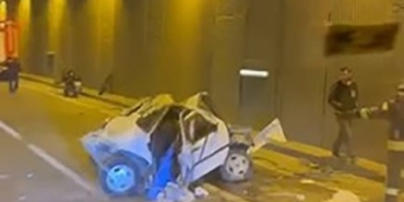 Tıra Çarpan Otomobi̇l Kağıt Gi̇bi̇ Ezi̇ldi̇, Sürücü Ağır Yaralandı
