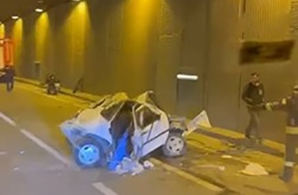 Tıra Çarpan Otomobi̇l Kağıt Gi̇bi̇ Ezi̇ldi̇, Sürücü Ağır Yaralandı