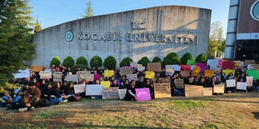 universite-ogrencileri-kadina-siddete-karsi-siyah-giyindi-oturma-eylemi-yapti-I5pNnxpw.jpg