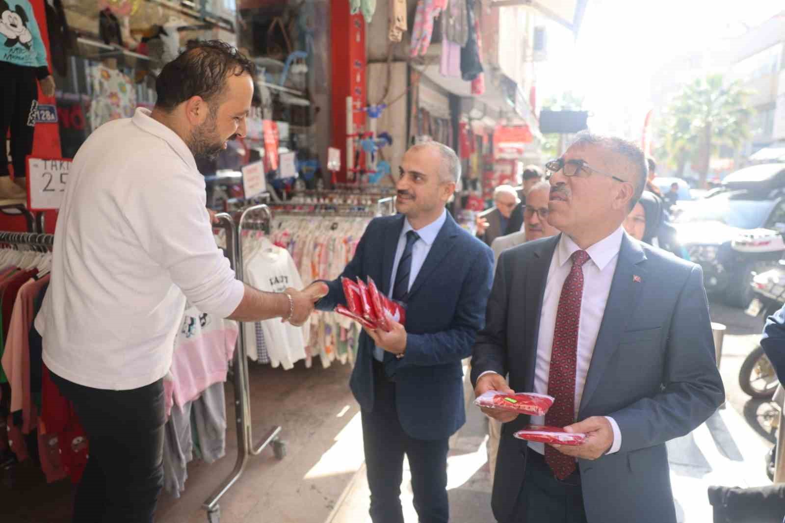 Vatandaşlara Türk Bayrağı Dağıtıldı