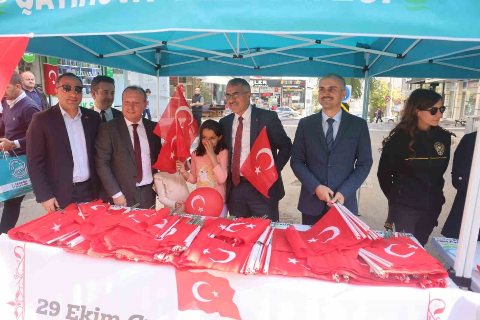 Vatandaşlara Türk Bayrağı Dağıtıldı