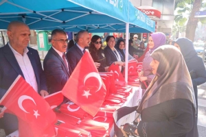 Vatandaşlara Türk Bayrağı Dağıtıldı