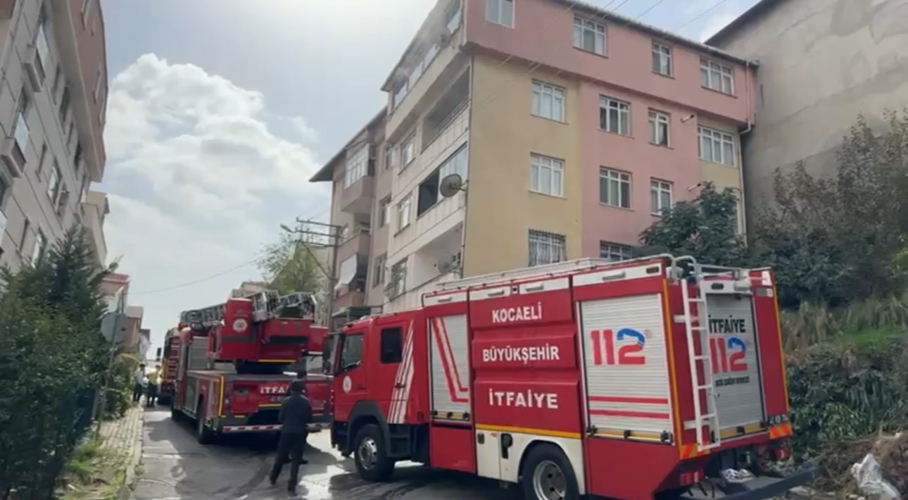 Yangın Çıkan Bi̇nada Mahsur Kalan Bi̇ri̇ Bebek 8 Ki̇şi̇ İtfai̇ye Tarafından Kurtarıldı