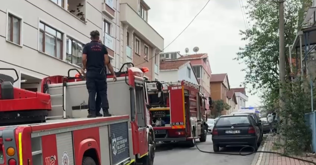 Yangın Çıkan Bi̇nada Mahsur Kalan Bi̇ri̇ Bebek 8 Ki̇şi̇ İtfai̇ye Tarafından Kurtarıldı