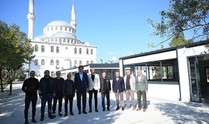 kartepe-belediye-baskani-avmmustafa-kocaman-yapimi-hizla-devam-eden-kosekoy-meydan-projesinde-incelemelerde-bulundu-e2JGBwqh.jpg
