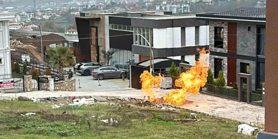 Kocaeli’de İş Makinesi Doğal Gaz Borusuna Zarar Verdi, Yangın Paniğe Yol Açtı