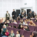 kocaman-miniklerle-tiyatro-izledi-VE1TbWQK.jpg