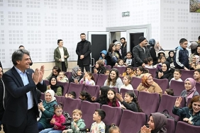 kocaman-miniklerle-tiyatro-izledi-VE1TbWQK.jpg