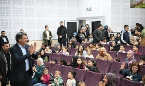 kocaman-miniklerle-tiyatro-izledi-VE1TbWQK.jpg