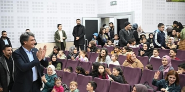 kocaman-miniklerle-tiyatro-izledi-VE1TbWQK.jpg
