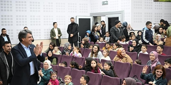 Kocaman Miniklerle Tiyatro İzledi