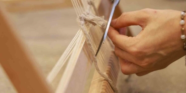 moda-akademisinde-ogrenciler-hereke-ipek-halisi-dokumayi-ogrendi-HSgbhbkJ.jpg