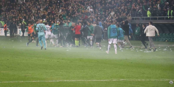 Sakaryaspor-Kocaelispor maçında ortalık karıştı, maç 15 dakika uzadı