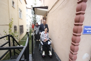 20241216-buyuksehirden-engelli-birey-icin-ozel-rampa-88415-a97b3d9f6df267e940f1
