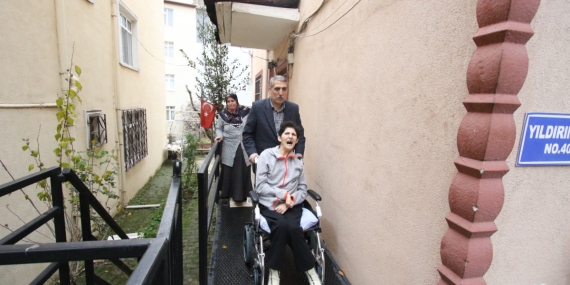 Engelli rampası hayatlarını kolaylaştırdı: “Önceden sırtımda taşıyordum”