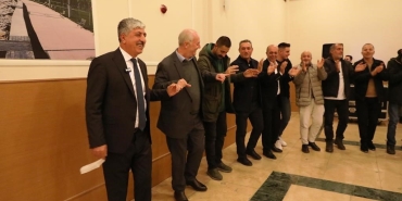 İŞÇİLER, TOPLU İŞ SÖZLEŞMESİNİ BELEDİYE BAŞKANI İLE HALAY ÇEKEREK KUTLADI