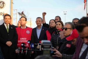 CHP GENEL BAŞKANI ÖZEL, KOCAELİ'DE GREV YAPAN İŞÇİLERİ ZİYARET ETTİ ÖZGÜR ÖZEL: "(ASGARİ ÜCRET) TALEBİMİZ 30, BUNUN ALTINDA YOKUZ, DEDİK"