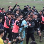 TFF 2. LİG’DE MAÇ SONU ORTALIK KARIŞTI KRİTİK MAÇTA BİTİŞ DÜDÜĞÜYLE FUTBOLCULAR BİRBİRİNE GİRDİ SAHADAKİ KAVGAYI ÇEVİK KUVVET AYIRDI