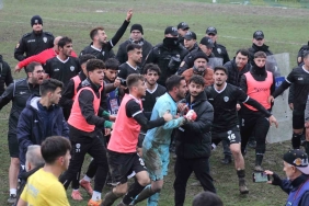 TFF 2. LİG’DE MAÇ SONU ORTALIK KARIŞTI KRİTİK MAÇTA BİTİŞ DÜDÜĞÜYLE FUTBOLCULAR BİRBİRİNE GİRDİ SAHADAKİ KAVGAYI ÇEVİK KUVVET AYIRDI