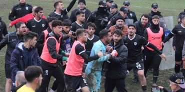 TFF 2. LİG’DE MAÇ SONU ORTALIK KARIŞTI KRİTİK MAÇTA BİTİŞ DÜDÜĞÜYLE FUTBOLCULAR BİRBİRİNE GİRDİ SAHADAKİ KAVGAYI ÇEVİK KUVVET AYIRDI