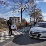 3-denemesinde-ehliyet-sinavini-gecen-kadina-davullu-zurnali-kutlama-VCbaCVxX.jpg