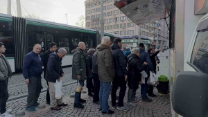 aldigi-hisseler-cakilinca-patron-gitsin-diye-lokma-dagitti-5j2uulQF.jpg