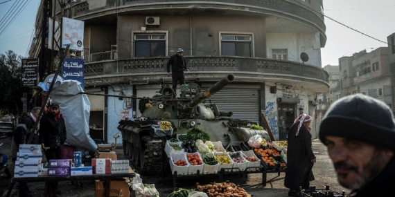 Suriyeli esnaf tankı manav tezgahına çevirdi