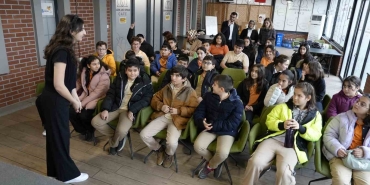 bu-kafede-ogrenciler-ingilizce-pratigi-yapiyor-Y9GkME9Q.jpg