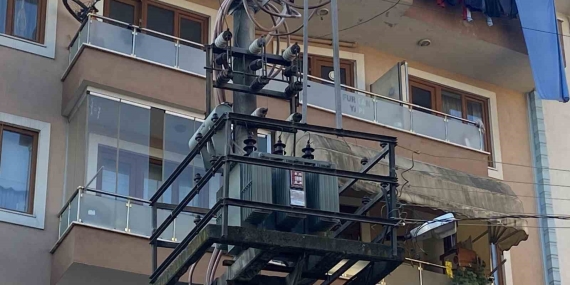 Elektrik trafosu patladı: O anlar kamerada