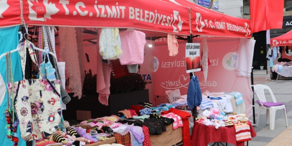 Engelliler Günü el emeği stantları İzmit Belediyesi önünde vatandaşları bekliyor