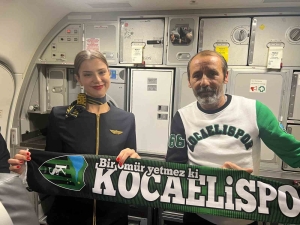 galibiyet-sevinci-ucakta-hostese-beste-yaptirdi-A2AFfjAh.jpg