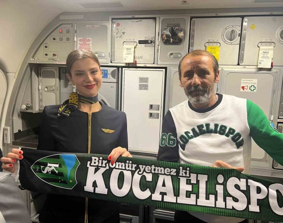 galibiyet-sevinci-ucakta-hostese-beste-yaptirdi-A2AFfjAh.jpg