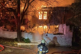 gece-yarisi-korkutan-yangin-iki-katli-ev-alev-alev-yandi-62wXaGgF.jpg