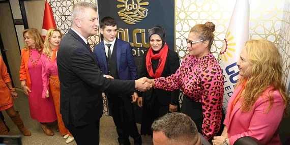 Gölcük Belediye Başkanı Ali Yıldırım Sezer, görevini Anıl Ege Aydın’a devretti.