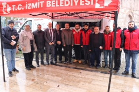 izmit-belediyesi-akmese-merkez-camiinde-cemaat-ile-bulustu-fsB9v2ZT.jpeg