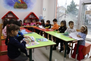 izmit-belediyesi-cocuk-kutuphanesi-cocuklara-kitap-sevgisi-asilamaya-devam-ediyor-T6M8Rpj2.jpeg