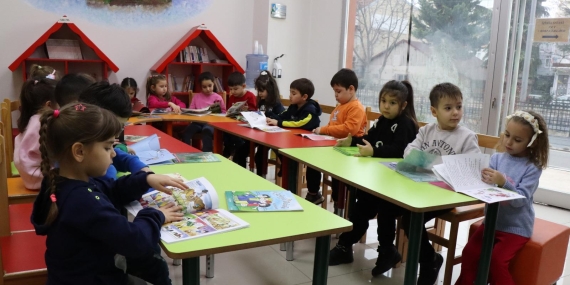 İzmit Belediyesi Çocuk Kütüphanesi çocuklara kitap sevgisi aşılamaya devam ediyor